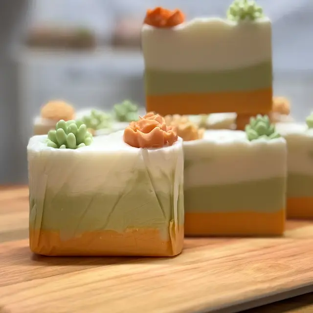 Barras em camadas creme, verde e laranja com flores e suculentas no topo, foto 4 de 4