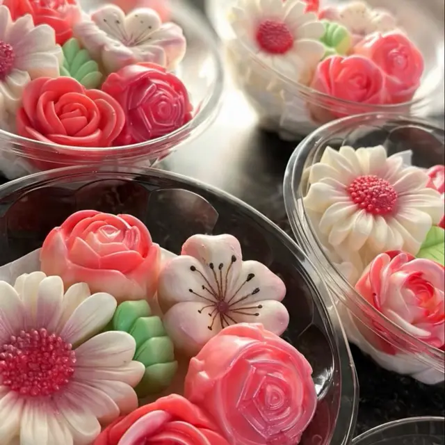 Kit com sabonetes miniatura em forma de flor de cerejeira e uma barra em camadas