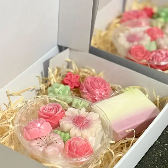 Kit com sabonetes miniatura em forma de flor de cerejeira e uma barra em camadas, foto 2 de 4