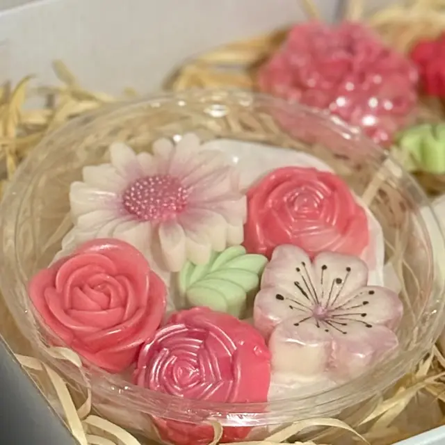 Kit com sabonetes miniatura em forma de flor de cerejeira e uma barra em camadas, foto 3 de 4