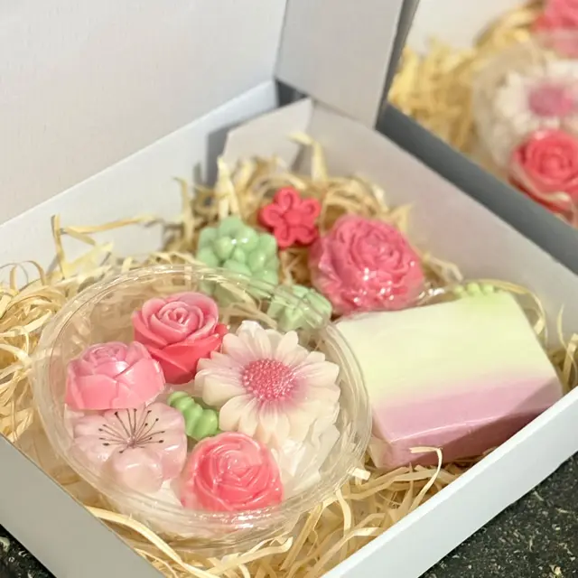 Kit com sabonetes miniatura em forma de flor de cerejeira e uma barra em camadas, foto 4 de 4