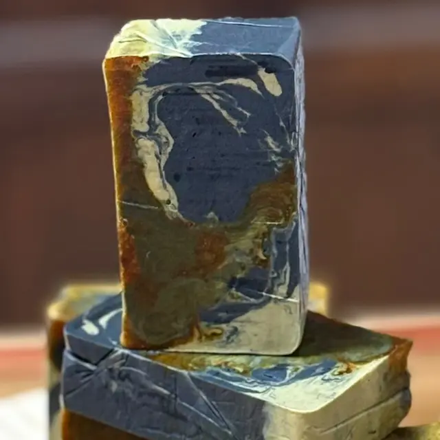 Sabonetes glicerinados de argila verde, carvão ativado, açafrão e mel