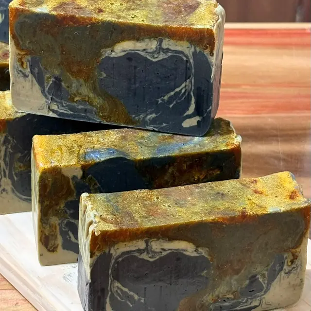 Sabonetes glicerinados de argila verde, carvão ativado, açafrão e mel, foto 3 de 4