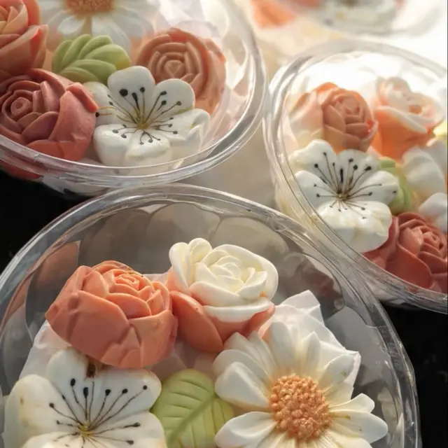 Kit com sabonetes miniatura em forma de flor de laranjeira e uma barra em camadas