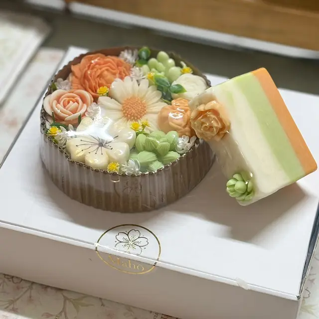 Kit com sabonetes miniatura em forma de flor de laranjeira e uma barra em camadas, foto 2 de 4