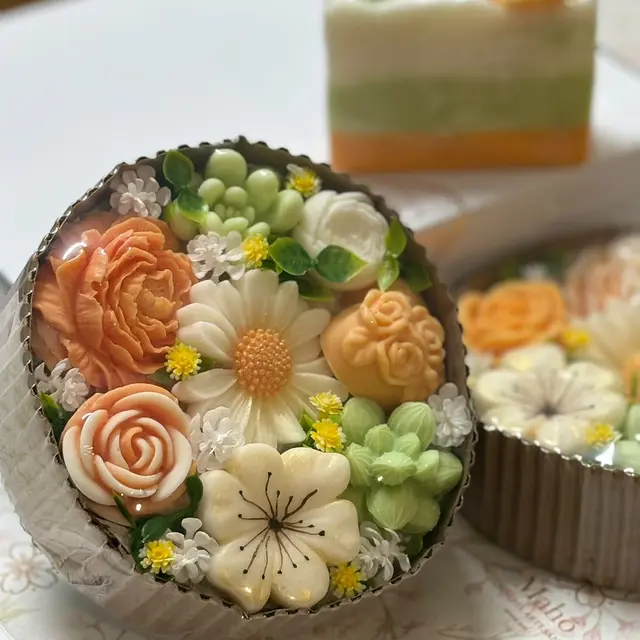 Kit com sabonetes miniatura em forma de flor de laranjeira e uma barra em camadas, foto 3 de 4