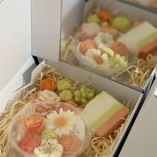 Kit com sabonetes miniatura em forma de flor de laranjeira e uma barra em camadas, foto 4 de 4