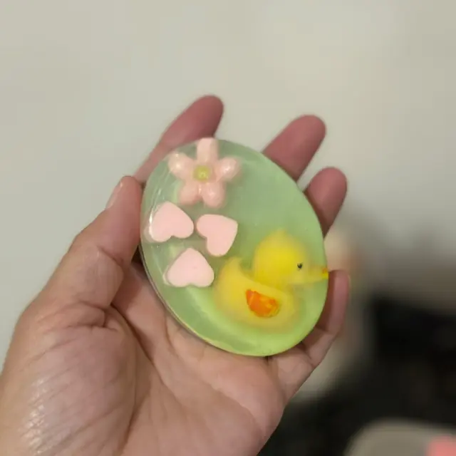 Sabonete oval verde com patinho, flores e corações