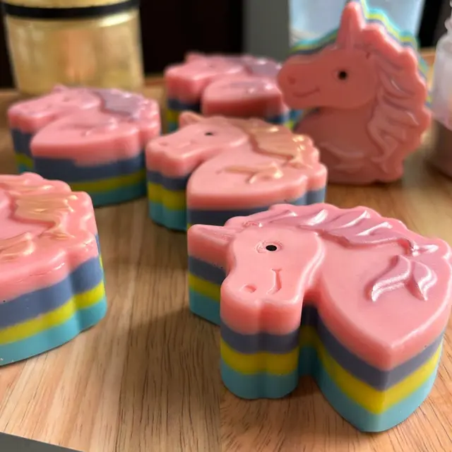 Sabonetes de unicórnio rosa em camadas de azul, amarelo e lilás, foto 3 de 4