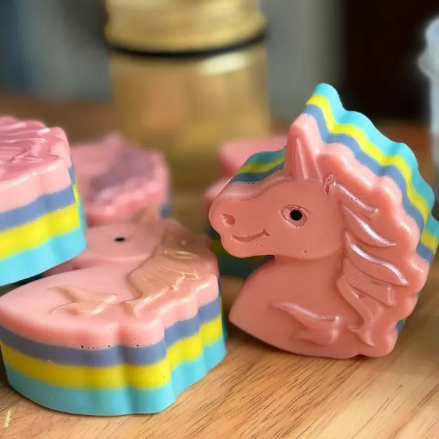 Sabonetes de unicórnio rosa em camadas de azul, amarelo e lilás, foto 4 de 4